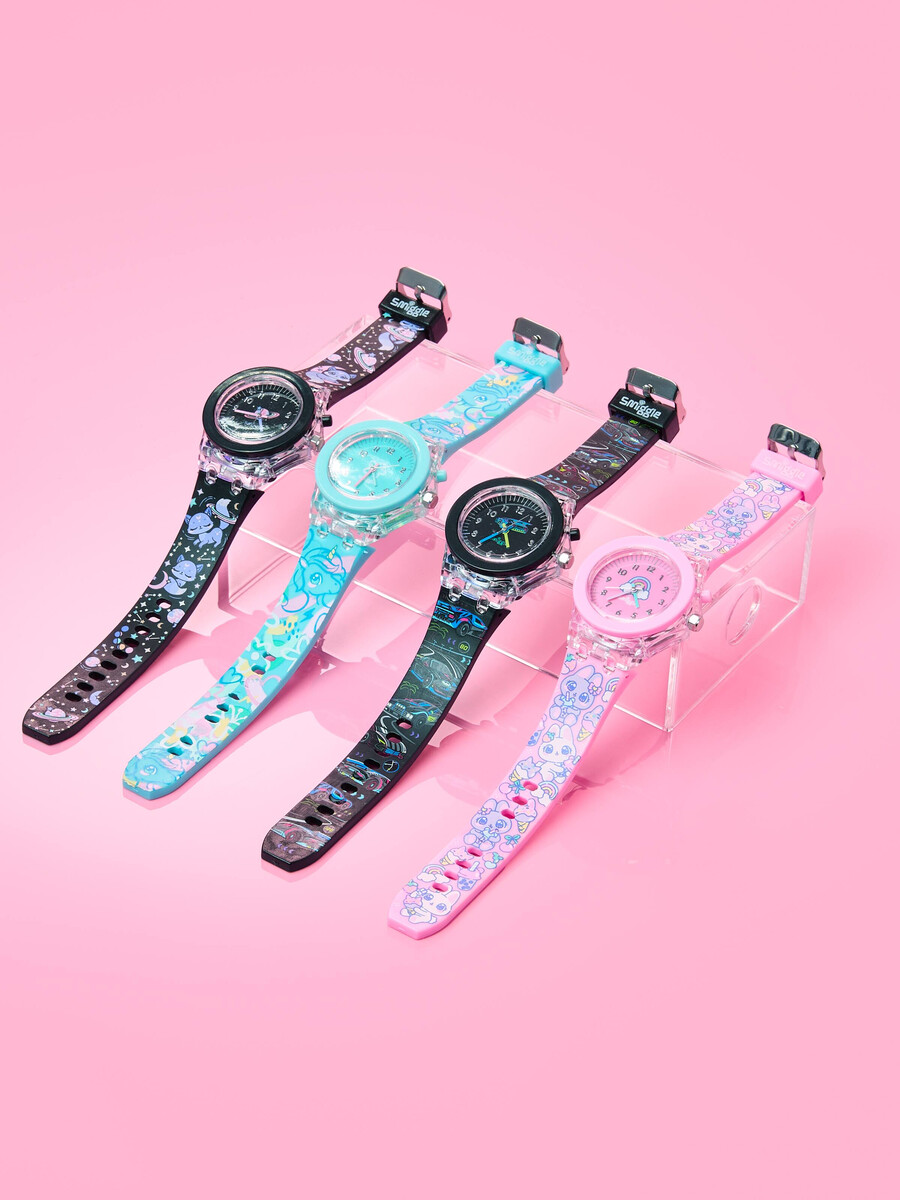 leuchtende uhr mit hellen augen