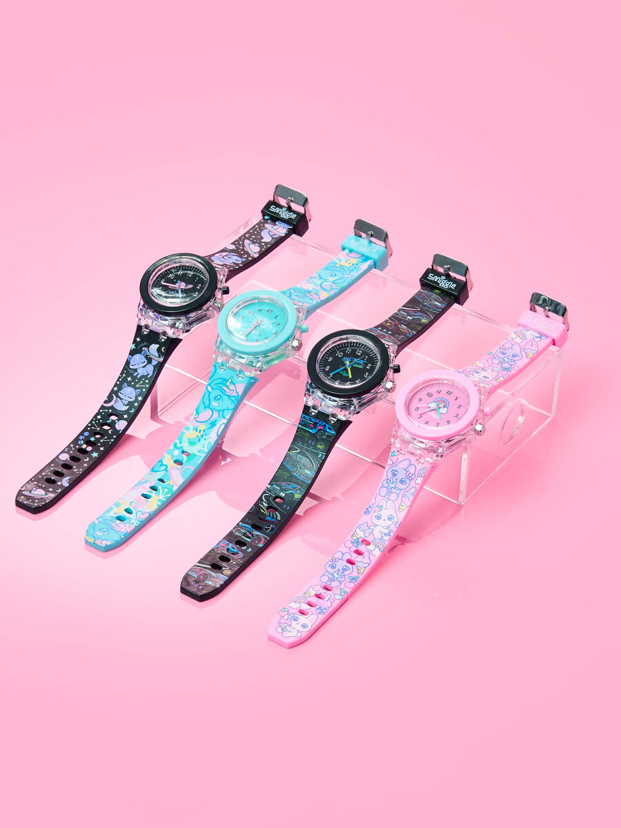 leuchtende uhr mit hellen augen