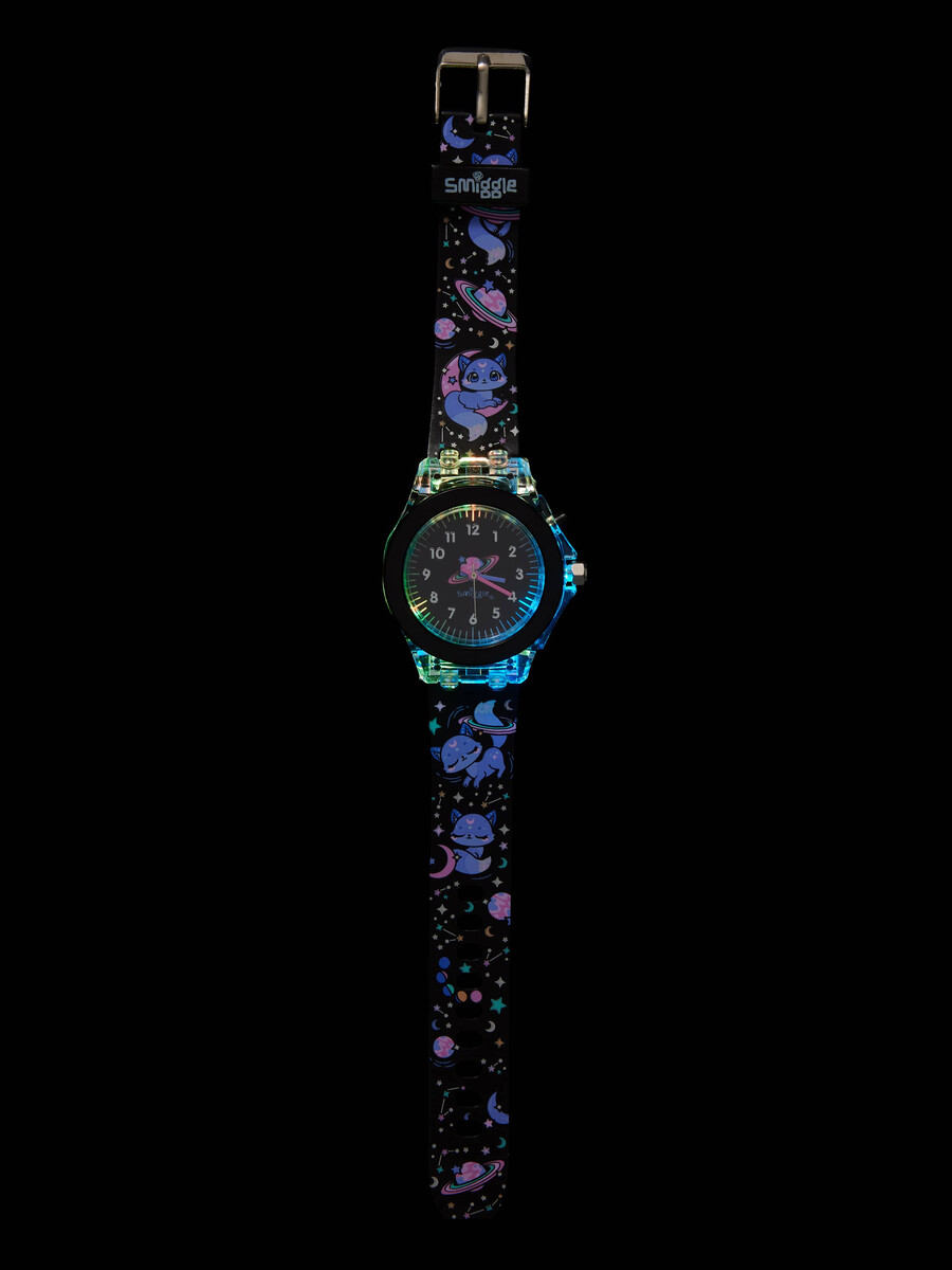 leuchtende uhr mit hellen augen
